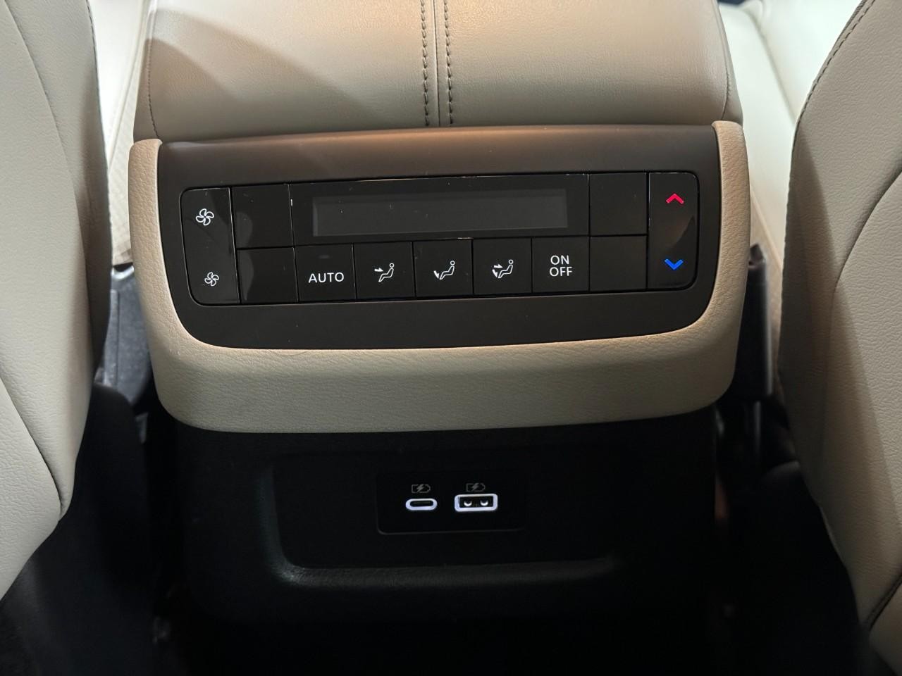 Nissan Pathfinder Vehicle Full-screen Gallery Image 13