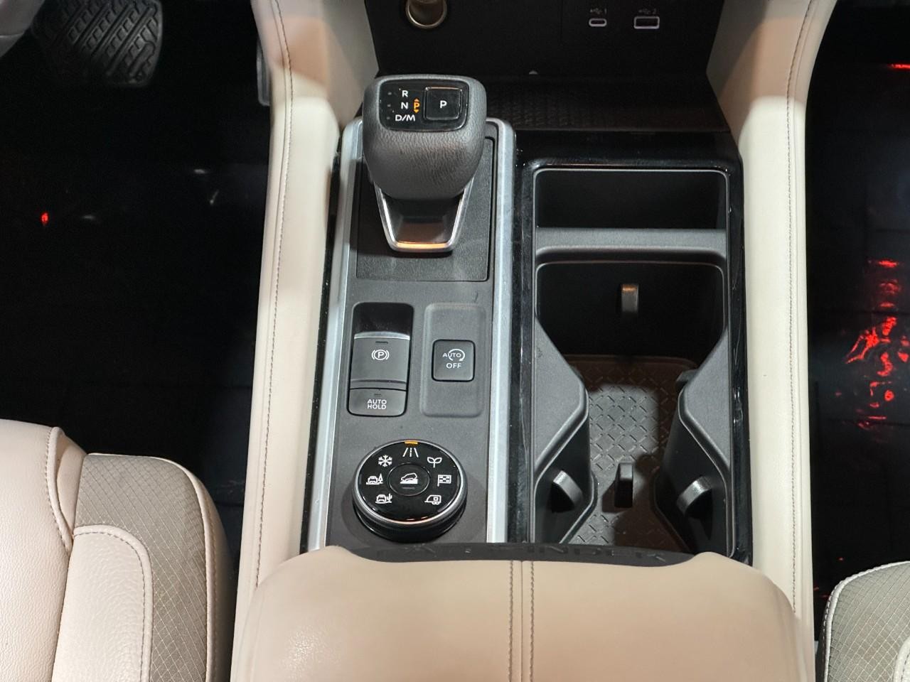 Nissan Pathfinder Vehicle Full-screen Gallery Image 18