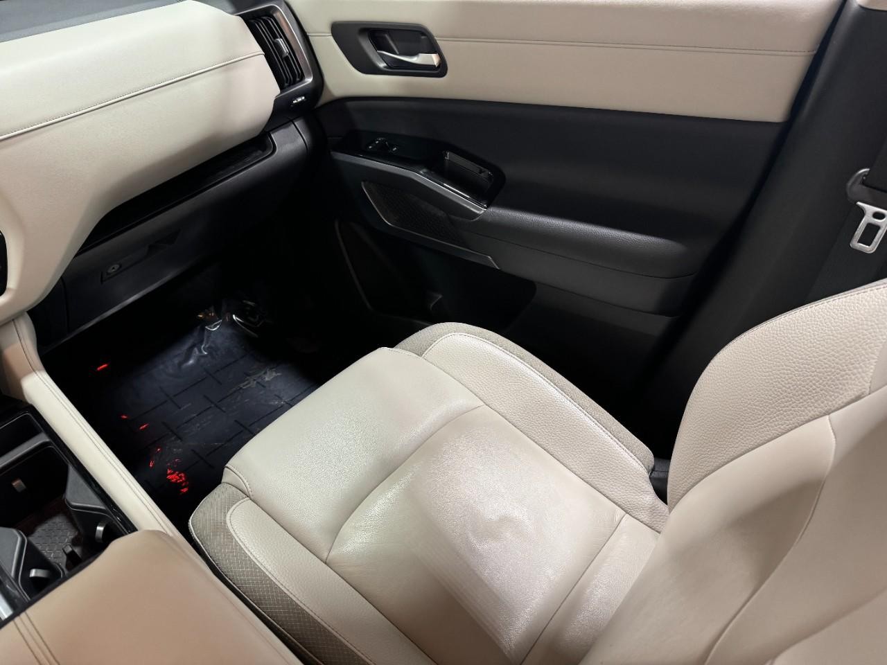 Nissan Pathfinder Vehicle Full-screen Gallery Image 19