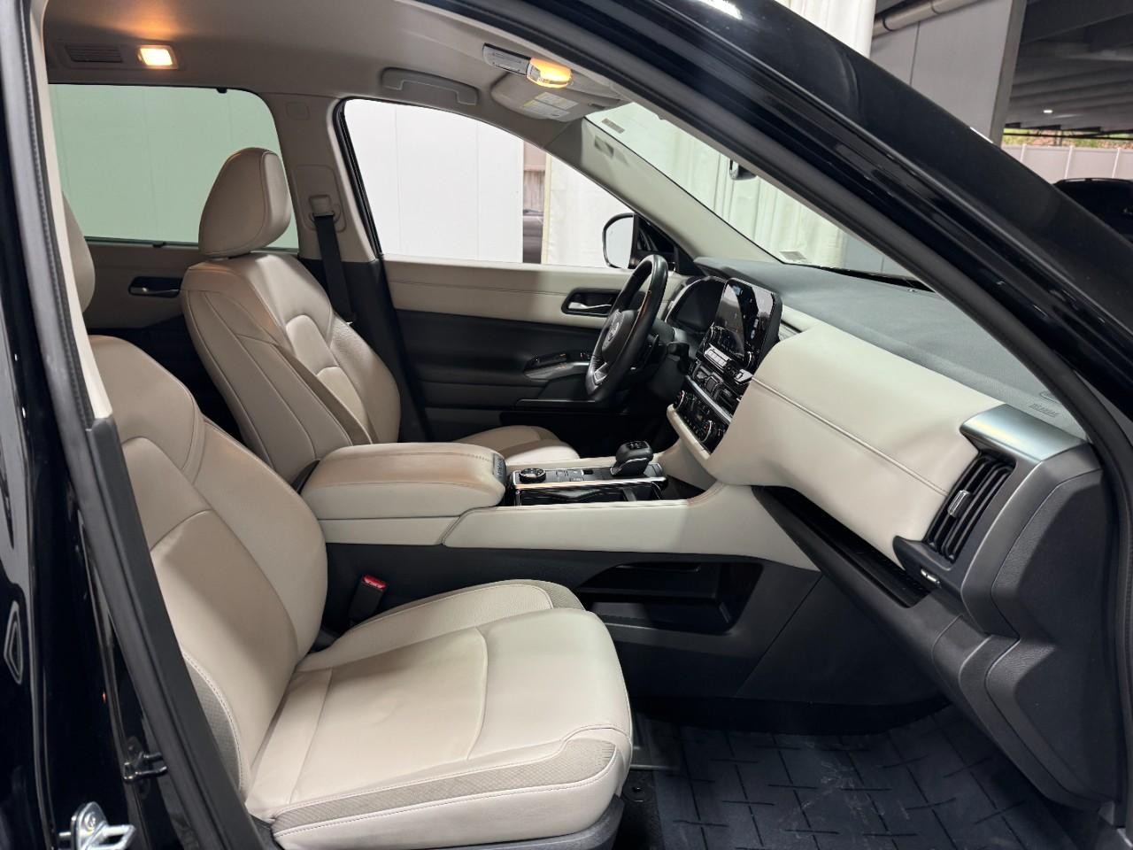 Nissan Pathfinder Vehicle Full-screen Gallery Image 20