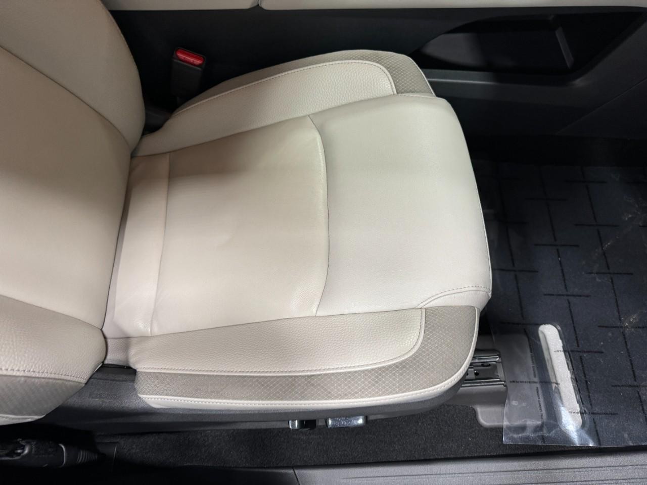 Nissan Pathfinder Vehicle Full-screen Gallery Image 21