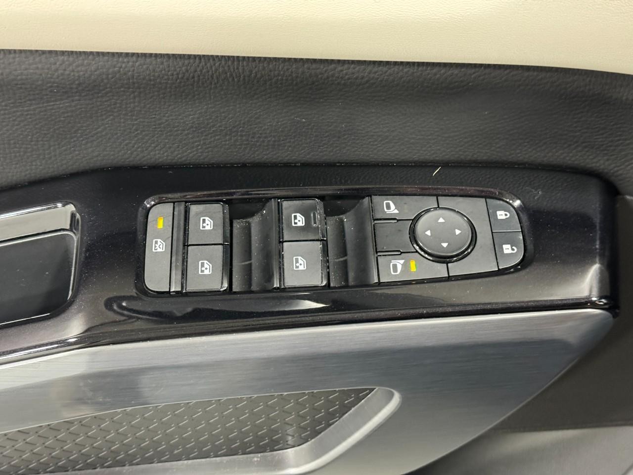 Nissan Pathfinder Vehicle Full-screen Gallery Image 24