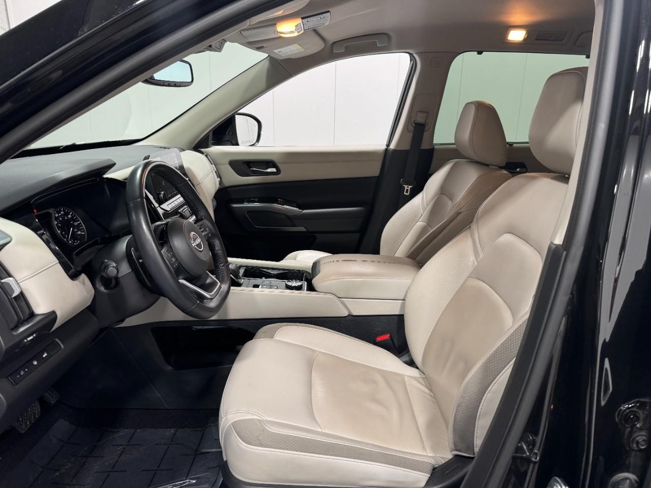 Nissan Pathfinder Vehicle Full-screen Gallery Image 25