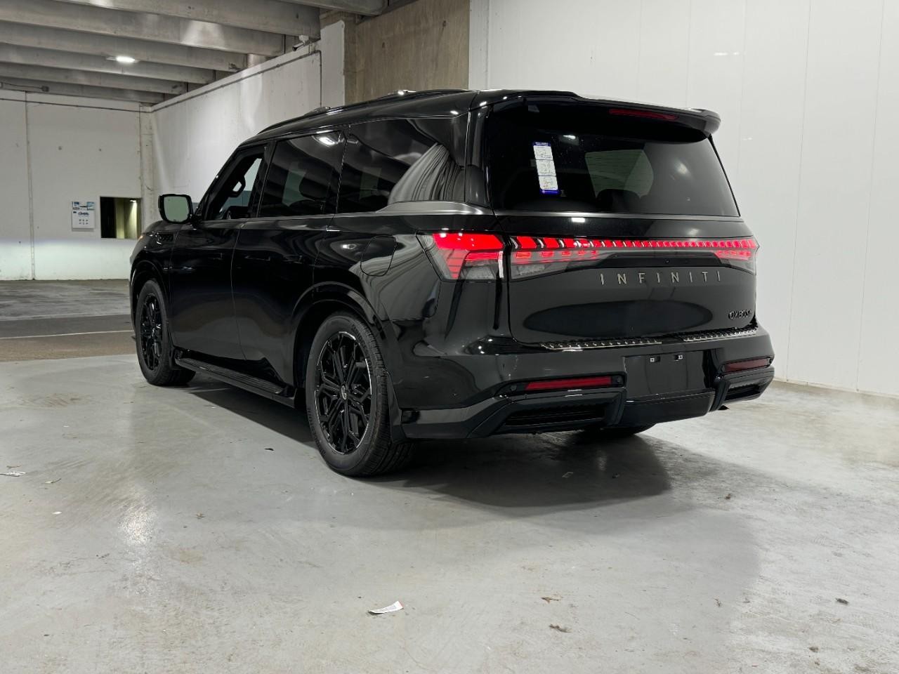 INFINITI QX80 Vehicle Full-screen Gallery Image 3