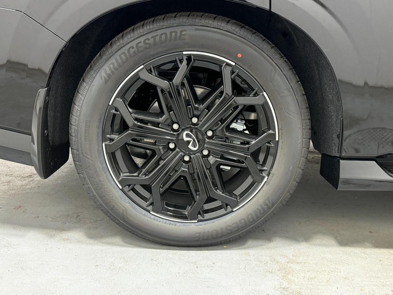 INFINITI QX80 Vehicle Full-screen Gallery Image 5