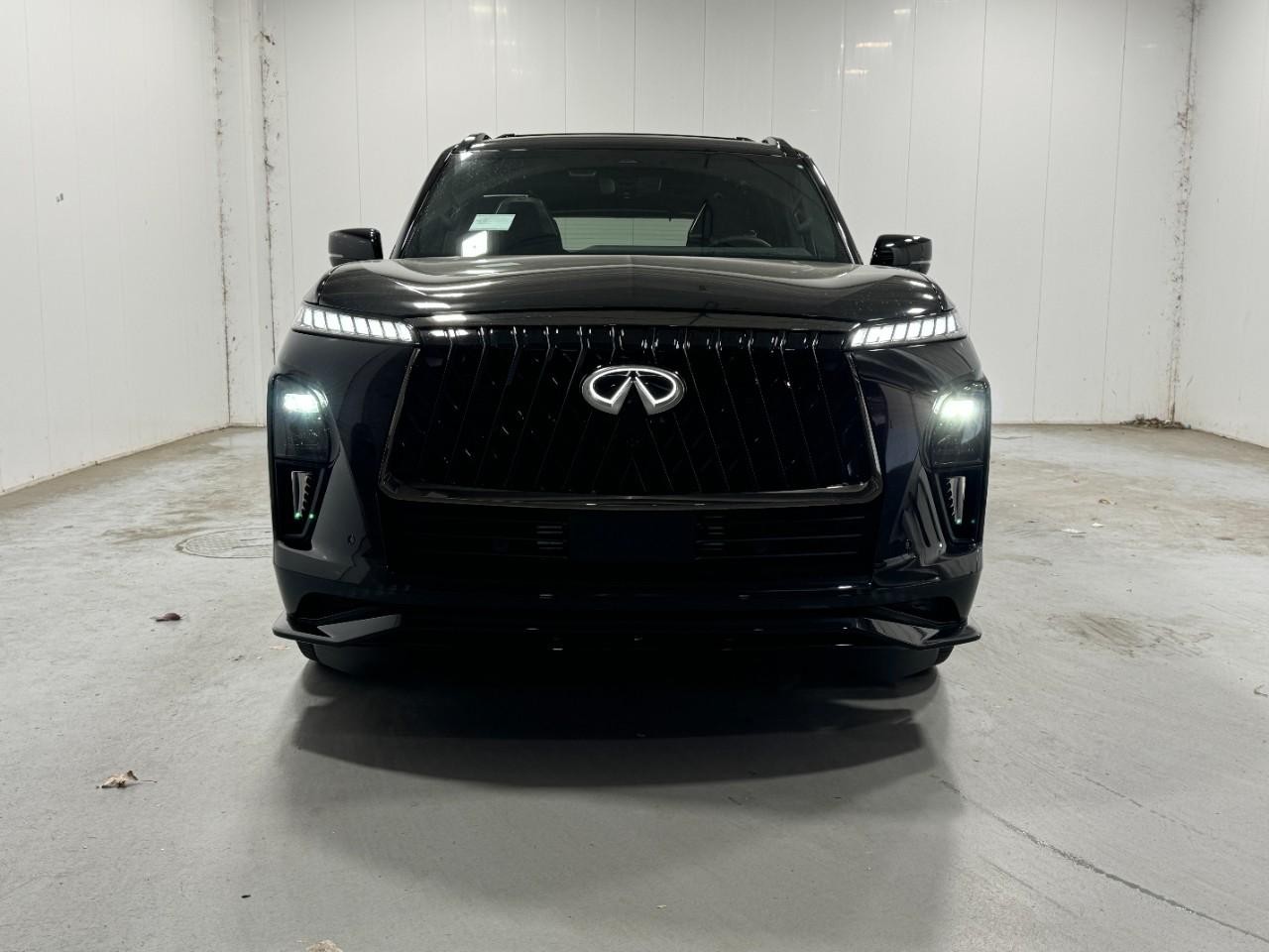 INFINITI QX80 Vehicle Full-screen Gallery Image 7