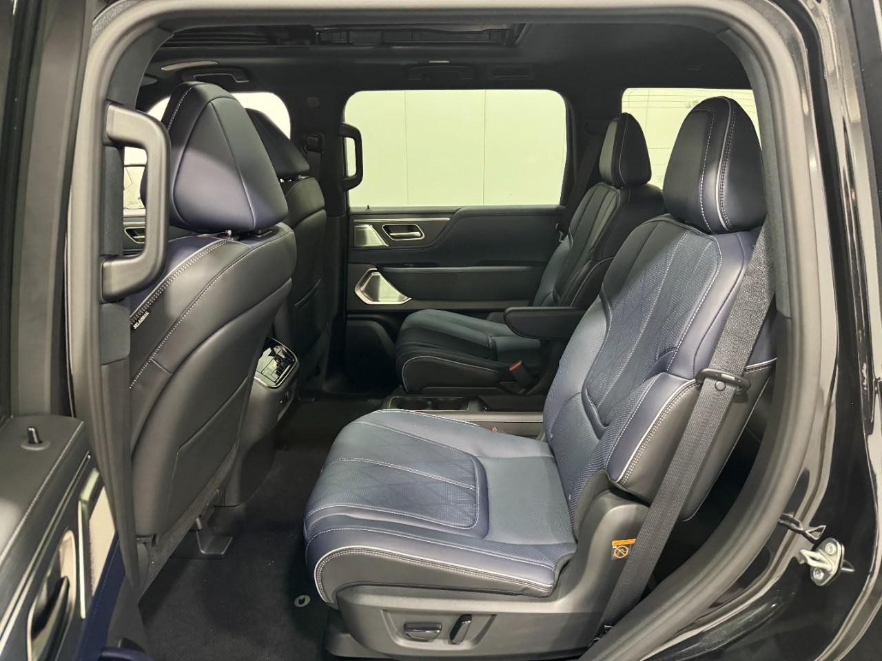 INFINITI QX80 Vehicle Full-screen Gallery Image 9