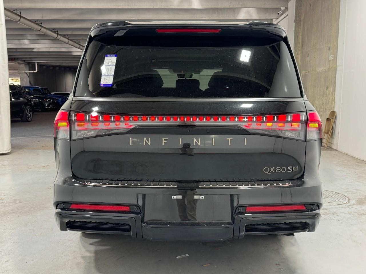 INFINITI QX80 Vehicle Full-screen Gallery Image 10