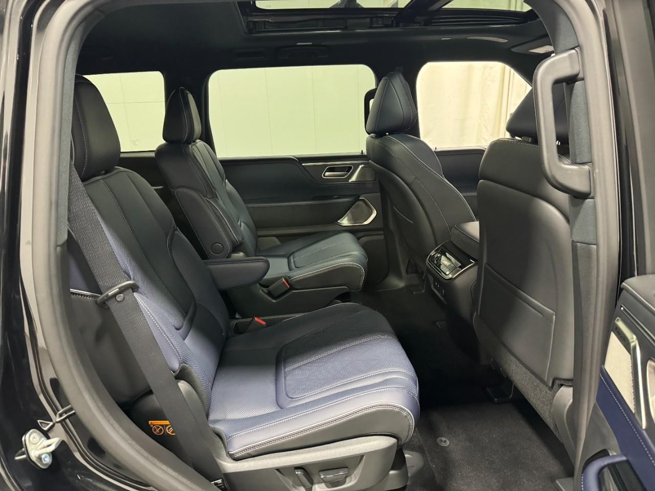 INFINITI QX80 Vehicle Full-screen Gallery Image 12