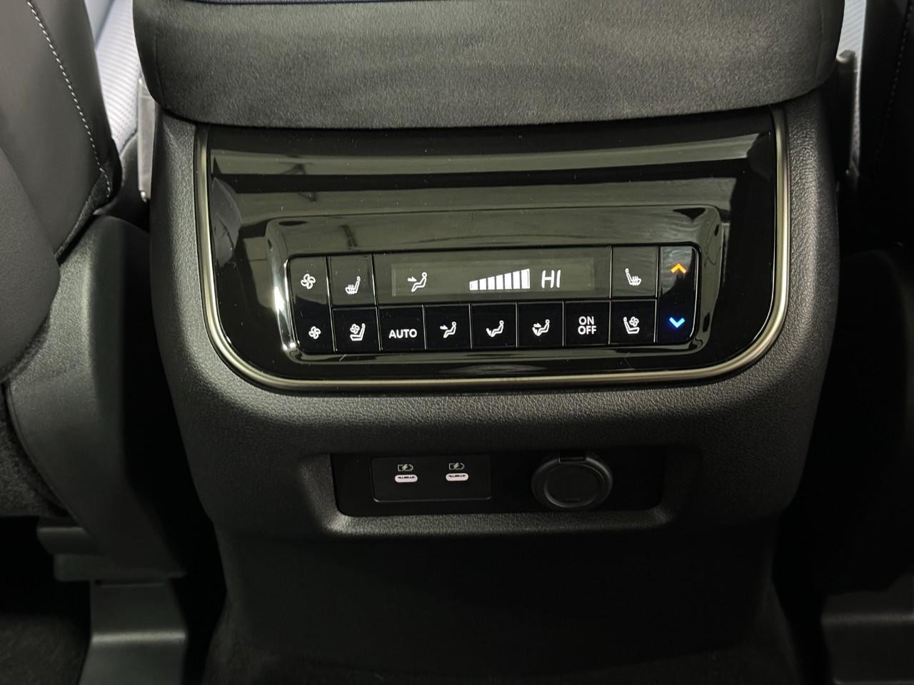 INFINITI QX80 Vehicle Full-screen Gallery Image 13