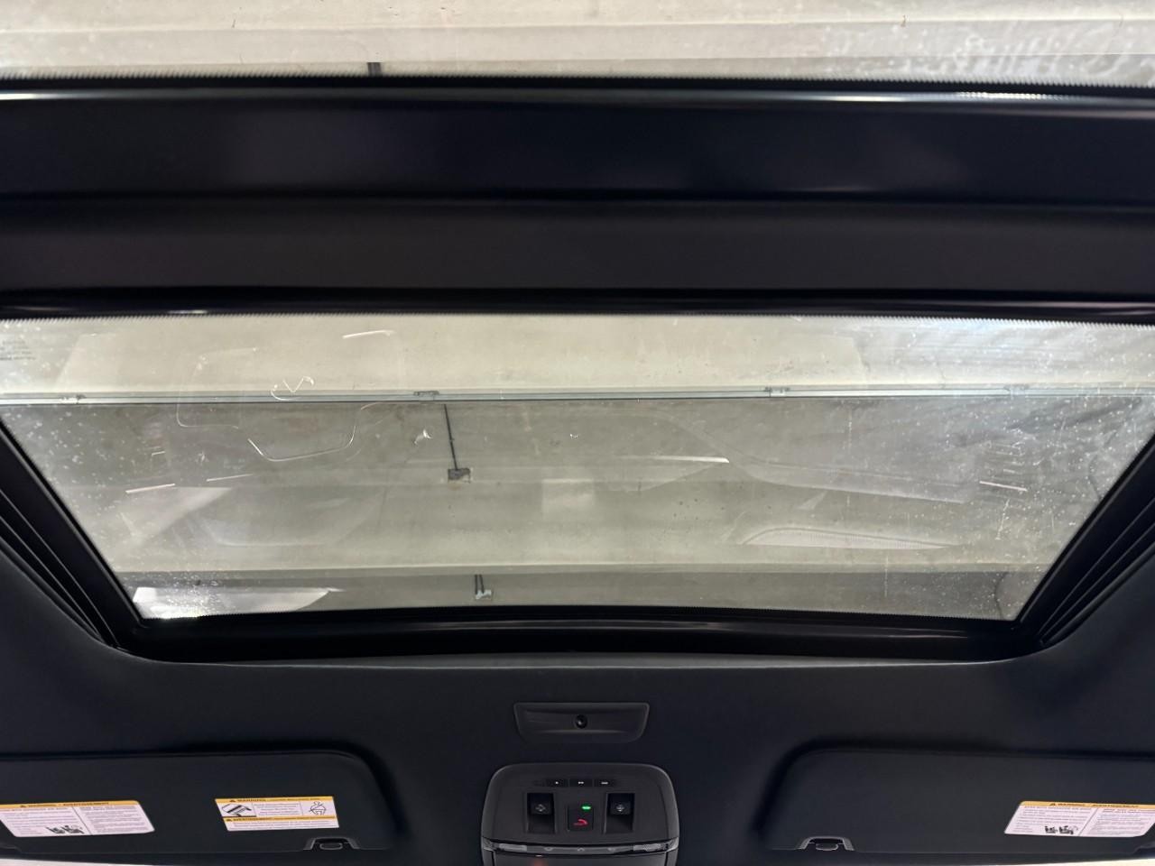 INFINITI QX80 Vehicle Full-screen Gallery Image 14