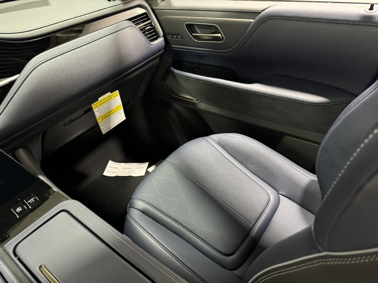 INFINITI QX80 Vehicle Full-screen Gallery Image 19