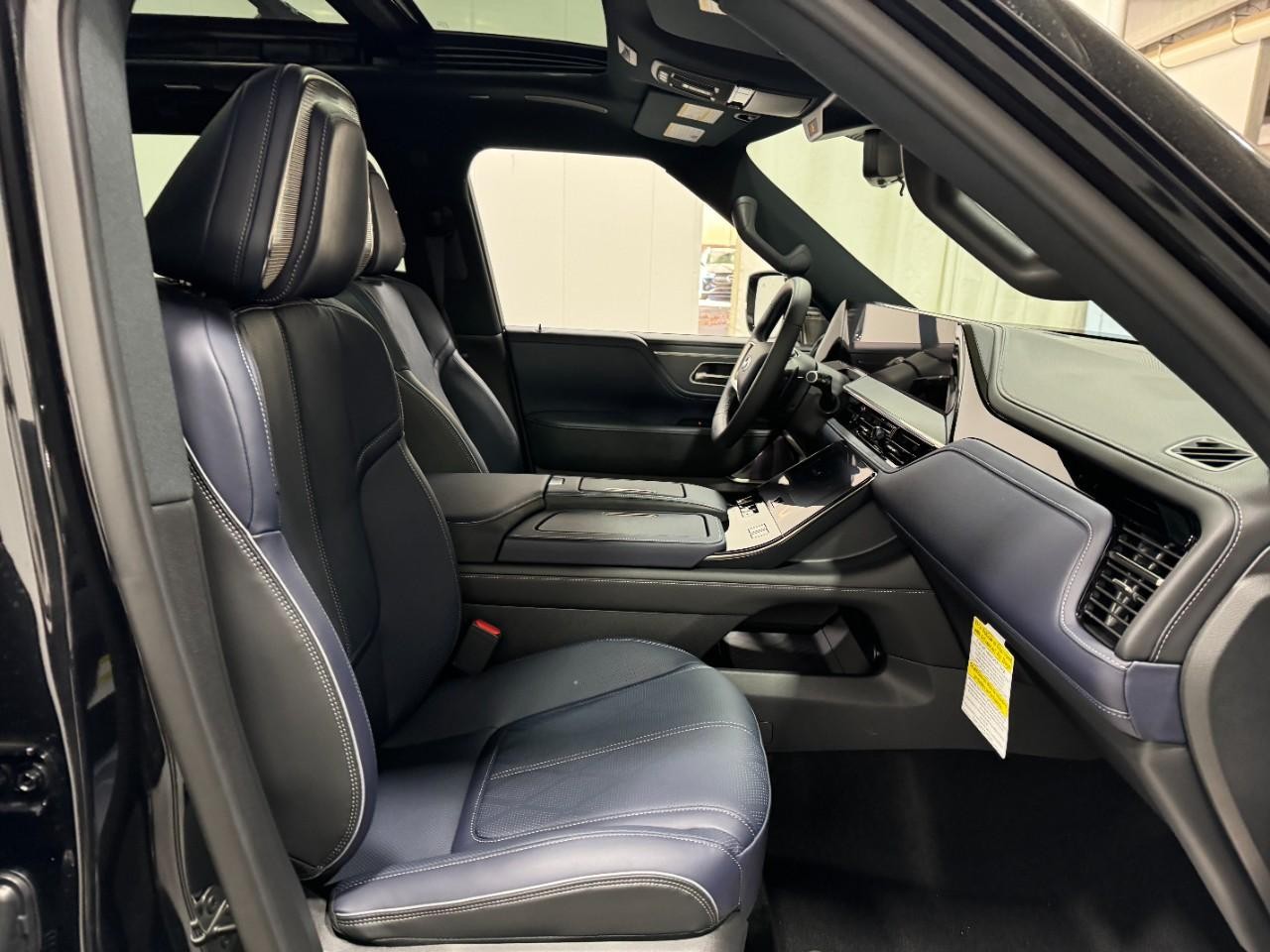 INFINITI QX80 Vehicle Full-screen Gallery Image 20