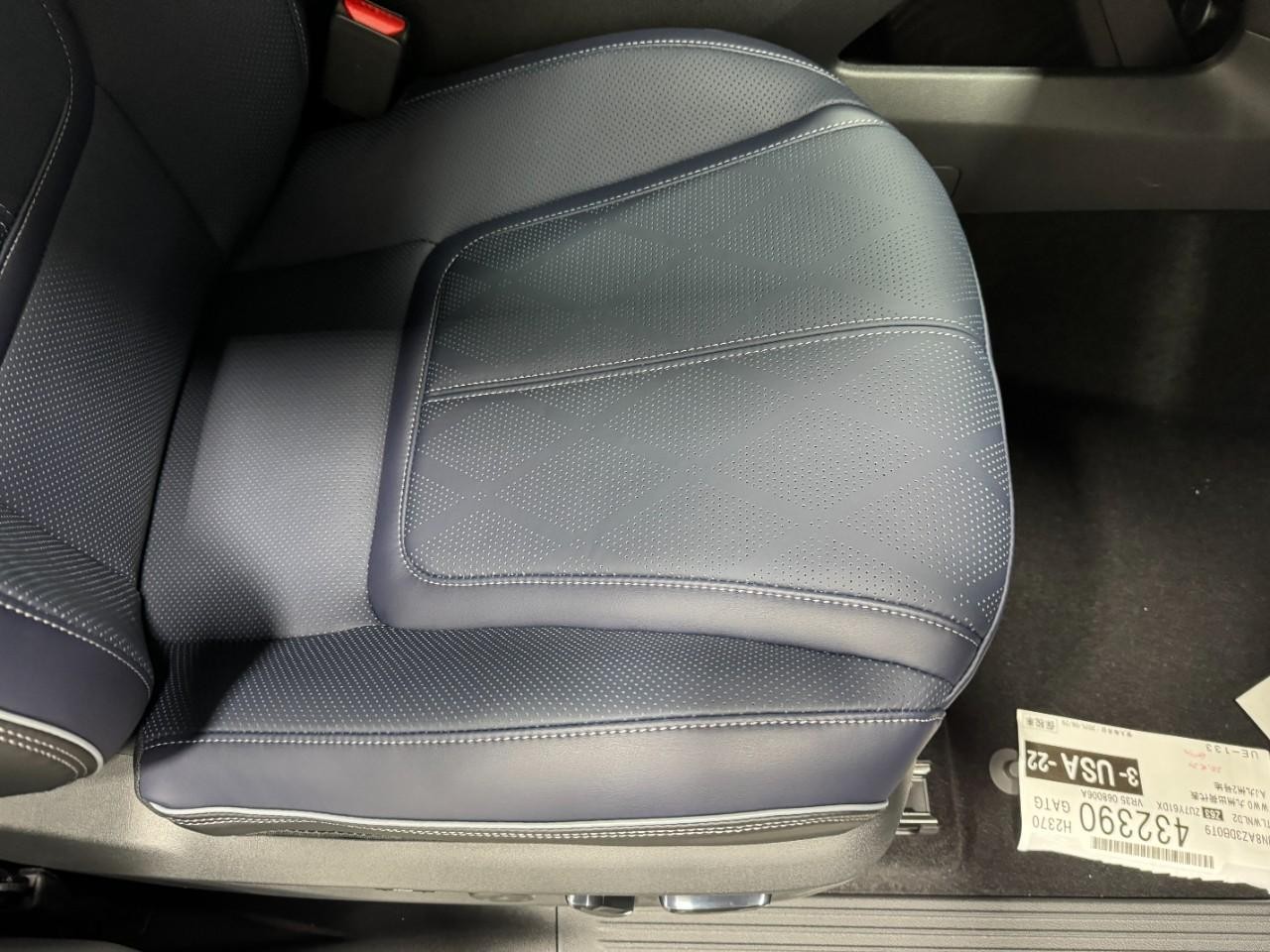 INFINITI QX80 Vehicle Full-screen Gallery Image 21