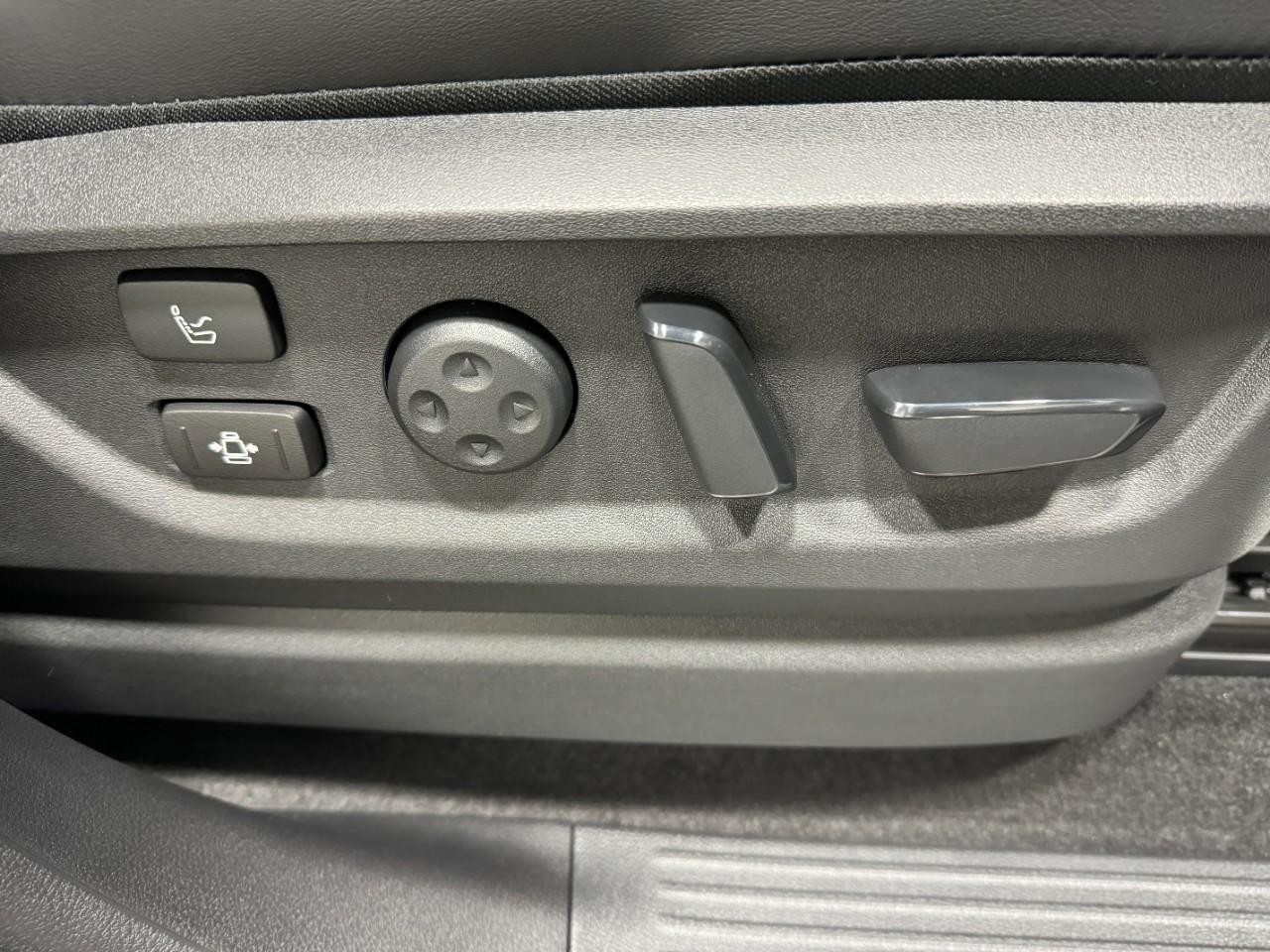 INFINITI QX80 Vehicle Full-screen Gallery Image 22