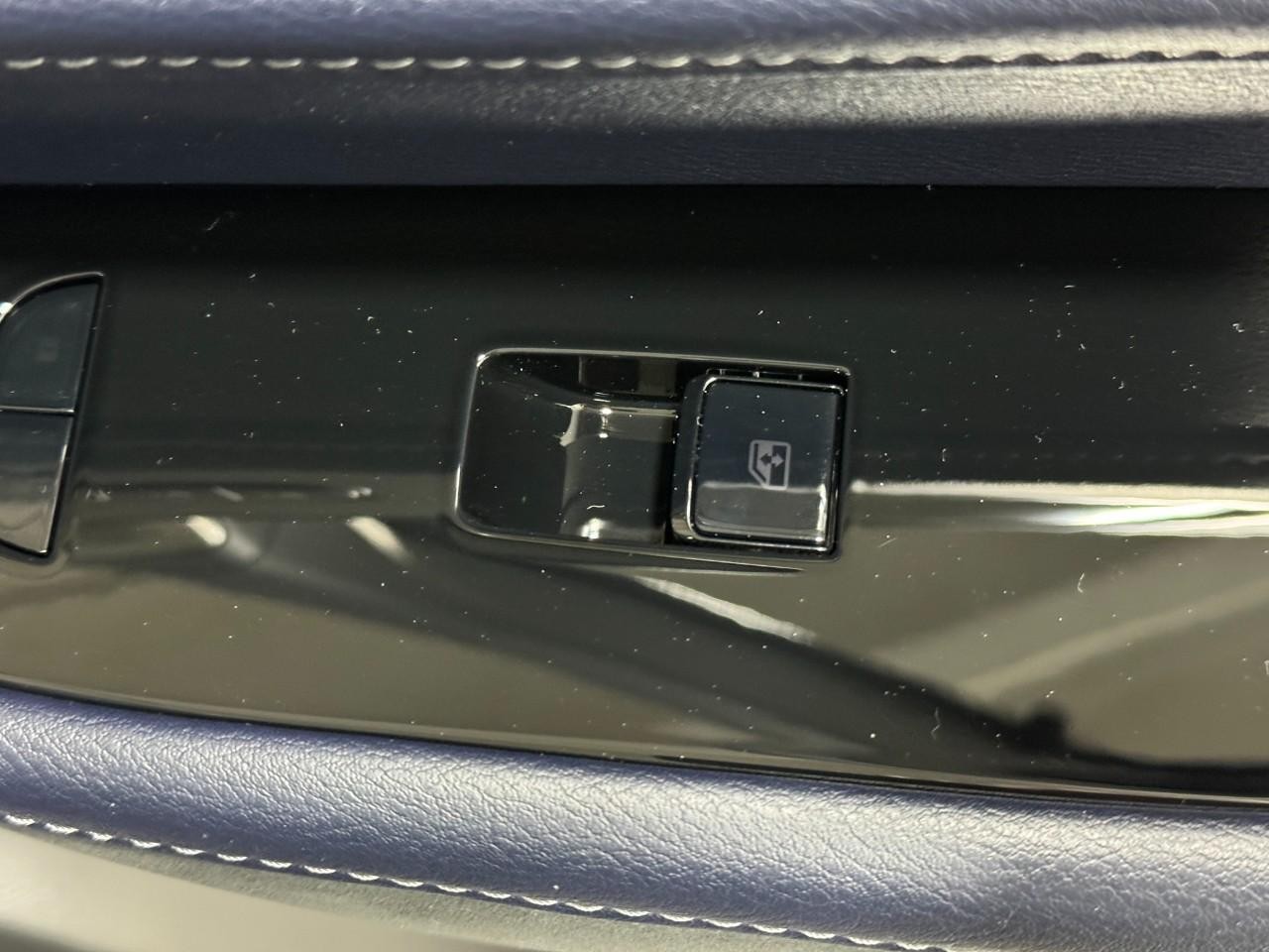 INFINITI QX80 Vehicle Full-screen Gallery Image 24