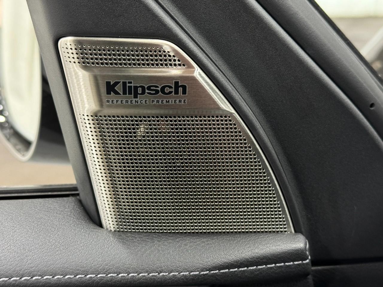 INFINITI QX80 Vehicle Full-screen Gallery Image 25