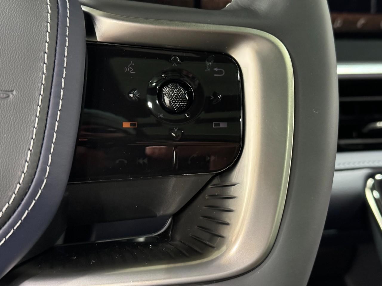 INFINITI QX80 Vehicle Full-screen Gallery Image 33