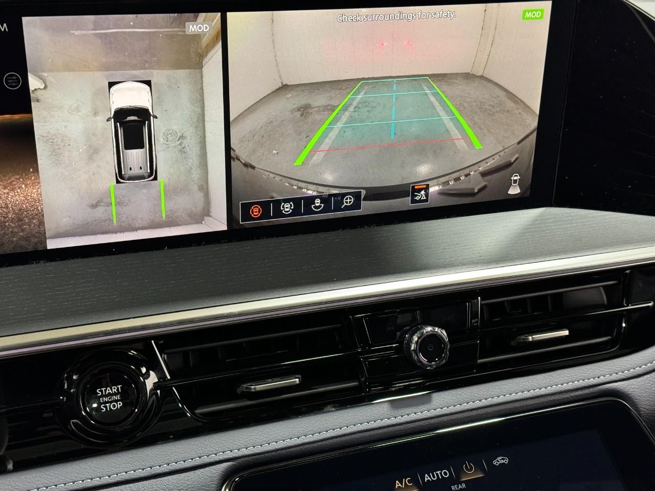 INFINITI QX80 Vehicle Full-screen Gallery Image 35