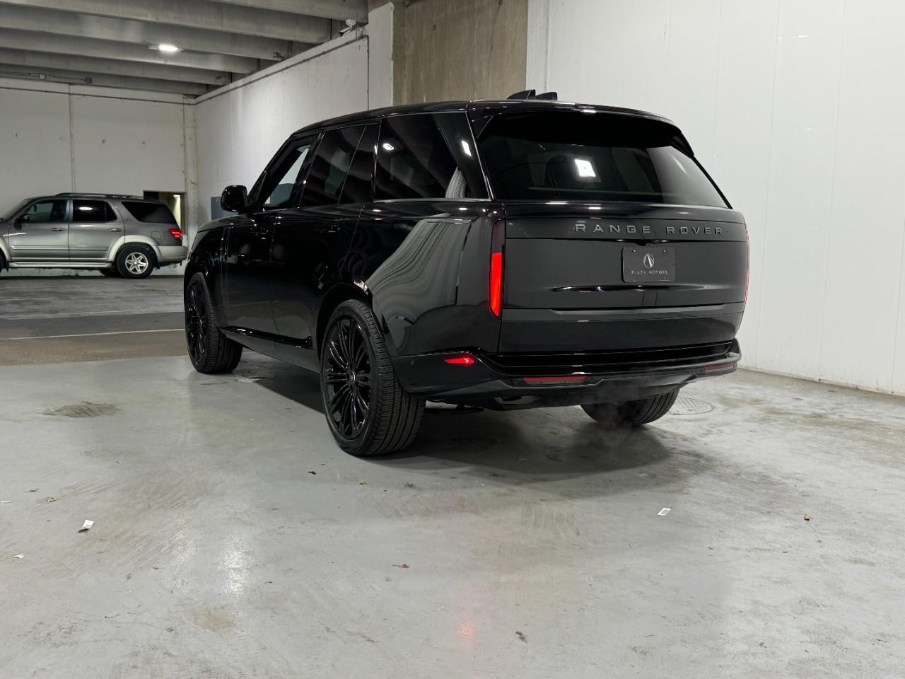 Land Rover Range Rover Vehicle Full-screen Gallery Image 3