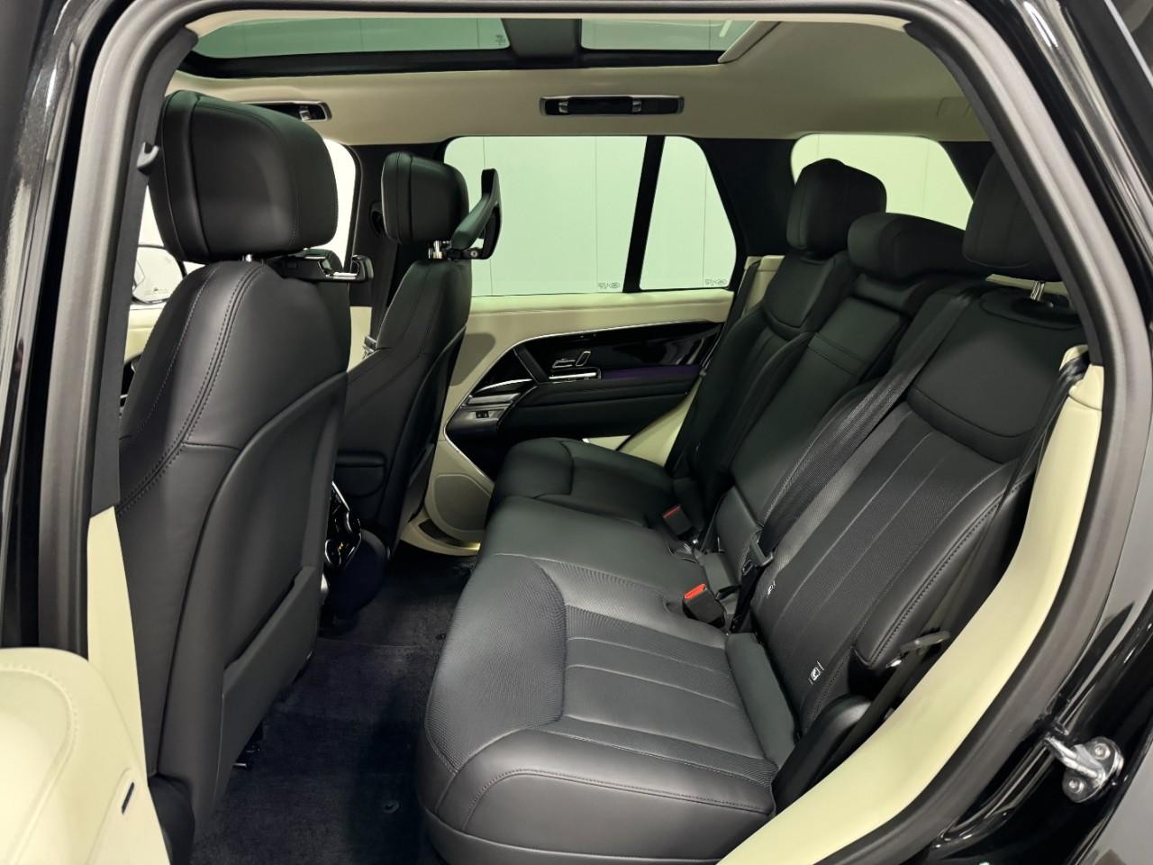 Land Rover Range Rover Vehicle Full-screen Gallery Image 8