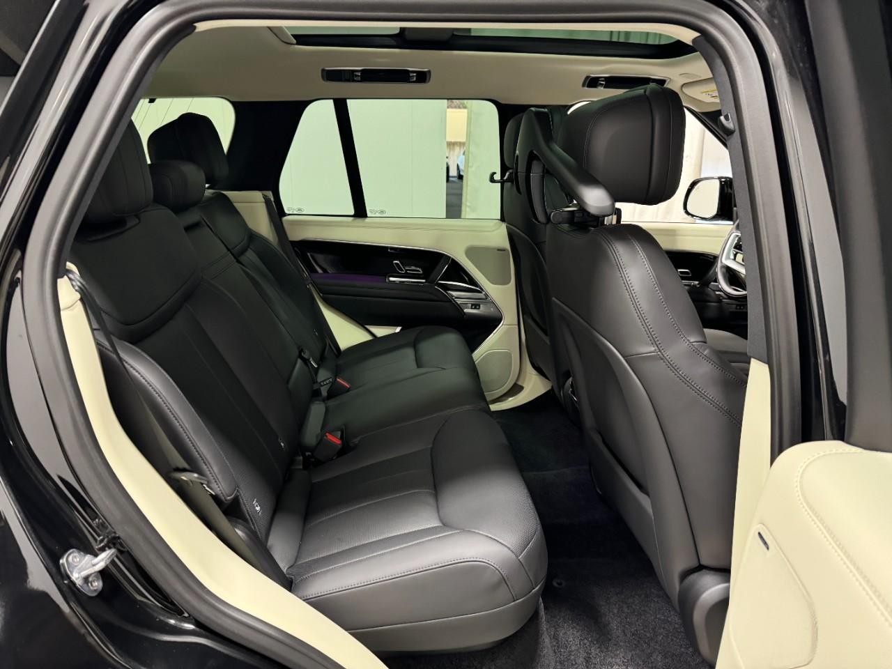 Land Rover Range Rover Vehicle Full-screen Gallery Image 10