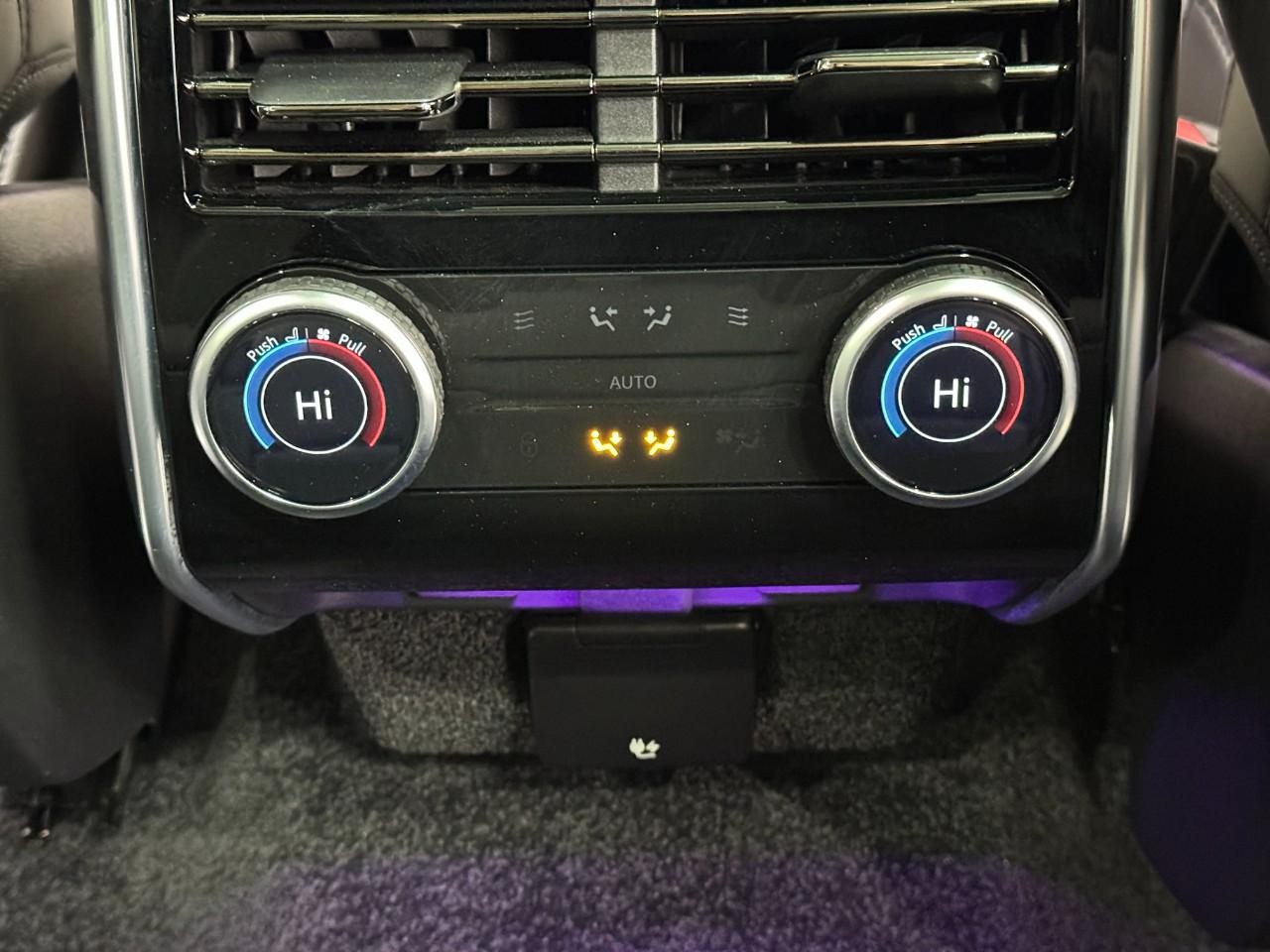 Land Rover Range Rover Vehicle Full-screen Gallery Image 11