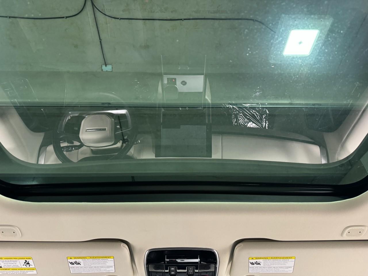 Land Rover Range Rover Vehicle Full-screen Gallery Image 12