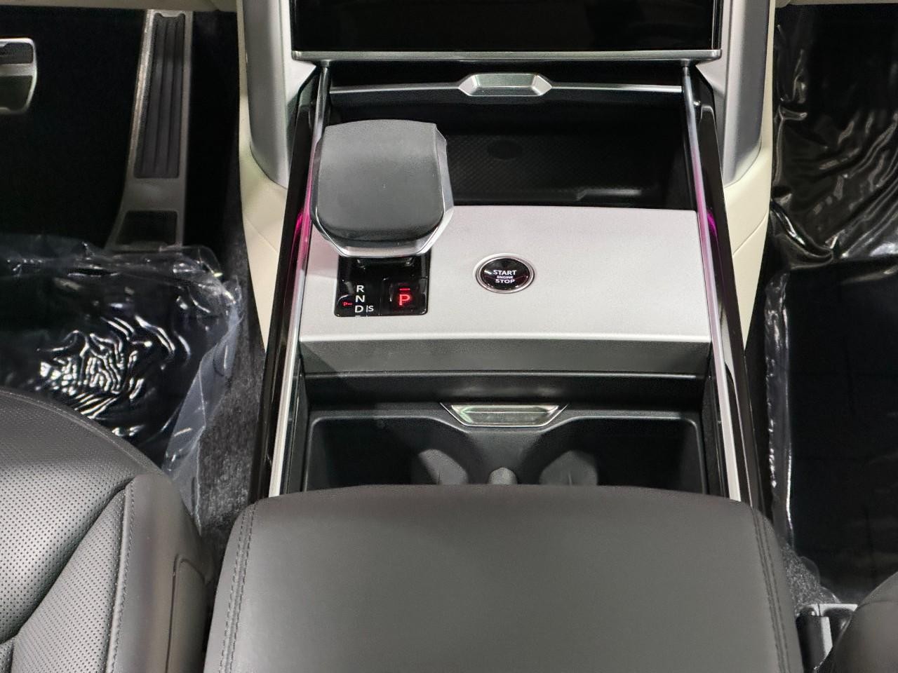 Land Rover Range Rover Vehicle Full-screen Gallery Image 16