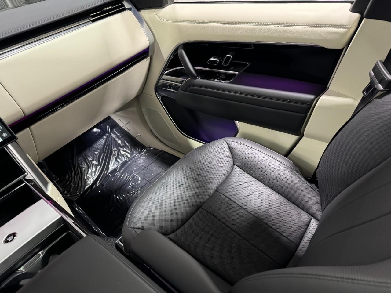 Land Rover Range Rover Vehicle Full-screen Gallery Image 17