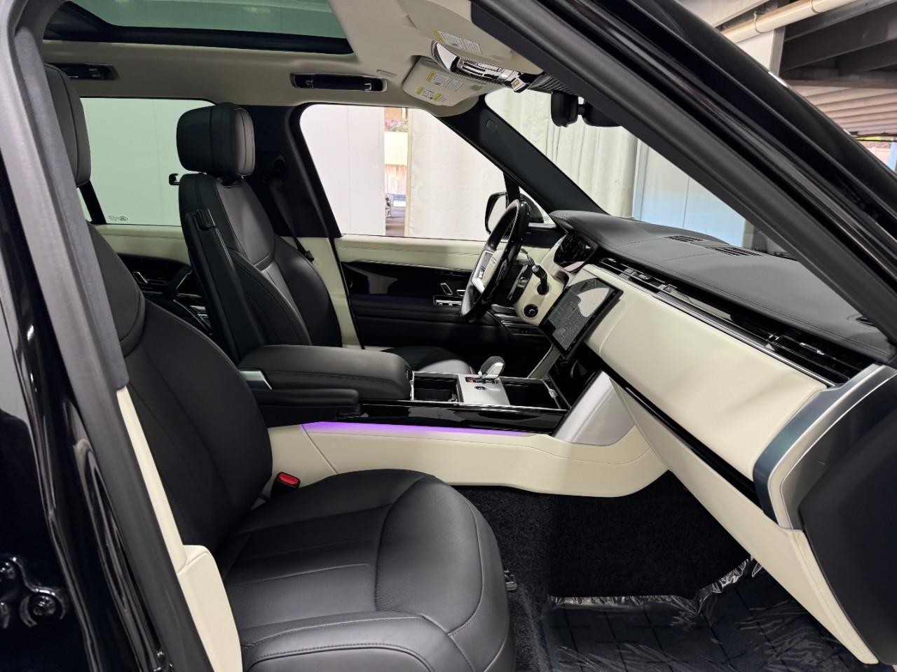 Land Rover Range Rover Vehicle Full-screen Gallery Image 18