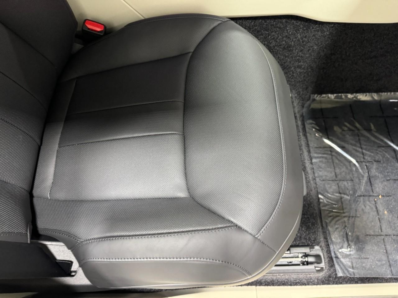 Land Rover Range Rover Vehicle Full-screen Gallery Image 19