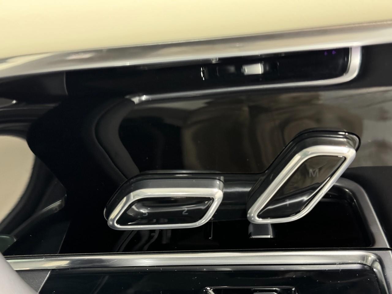 Land Rover Range Rover Vehicle Full-screen Gallery Image 20