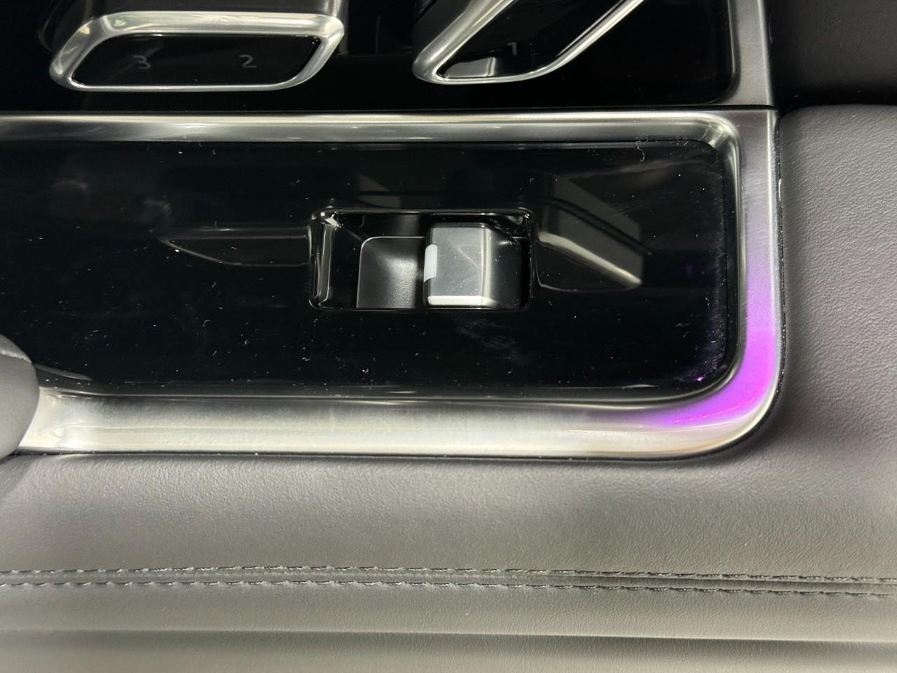 Land Rover Range Rover Vehicle Full-screen Gallery Image 21