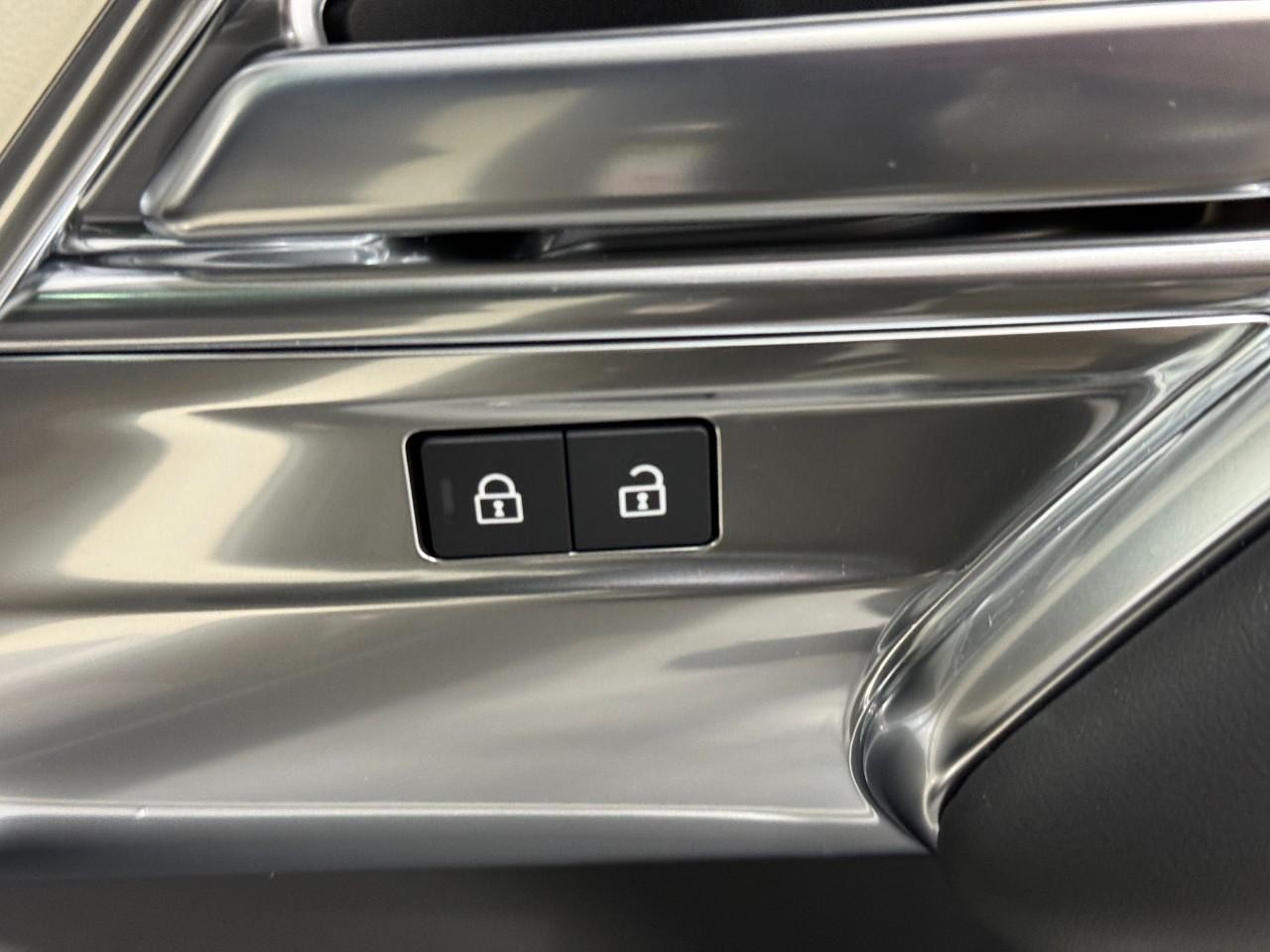 Land Rover Range Rover Vehicle Full-screen Gallery Image 22