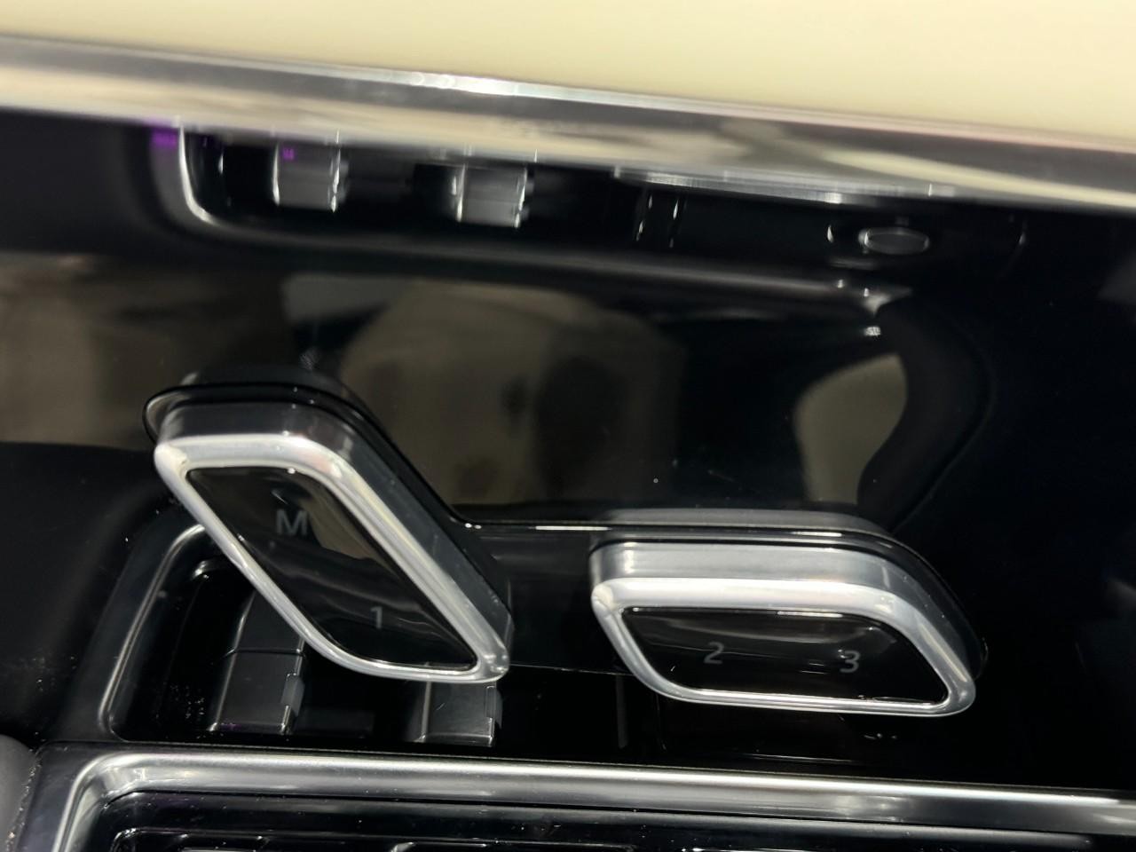 Land Rover Range Rover Vehicle Full-screen Gallery Image 24