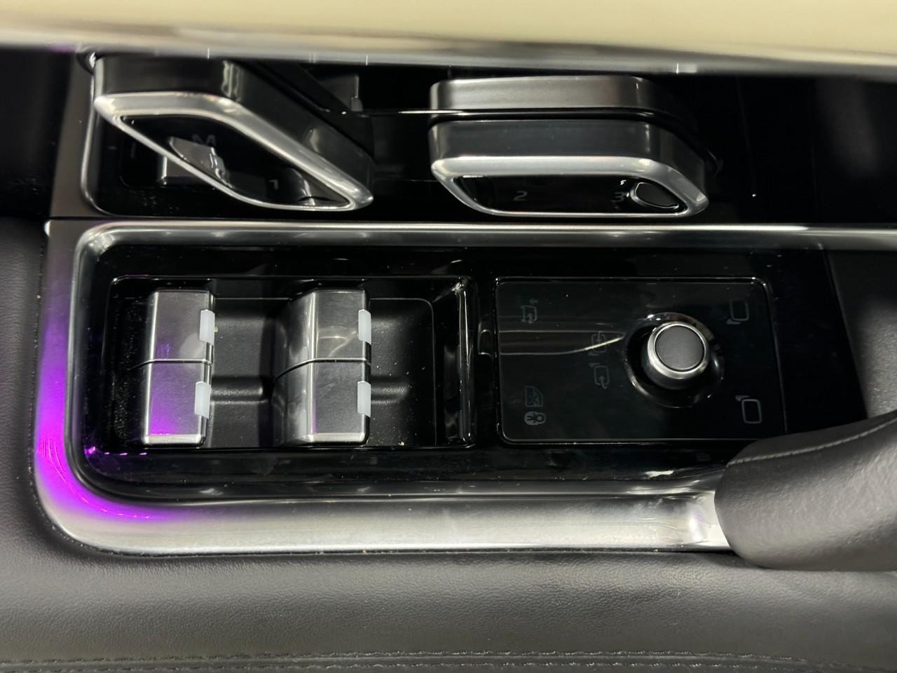 Land Rover Range Rover Vehicle Full-screen Gallery Image 25