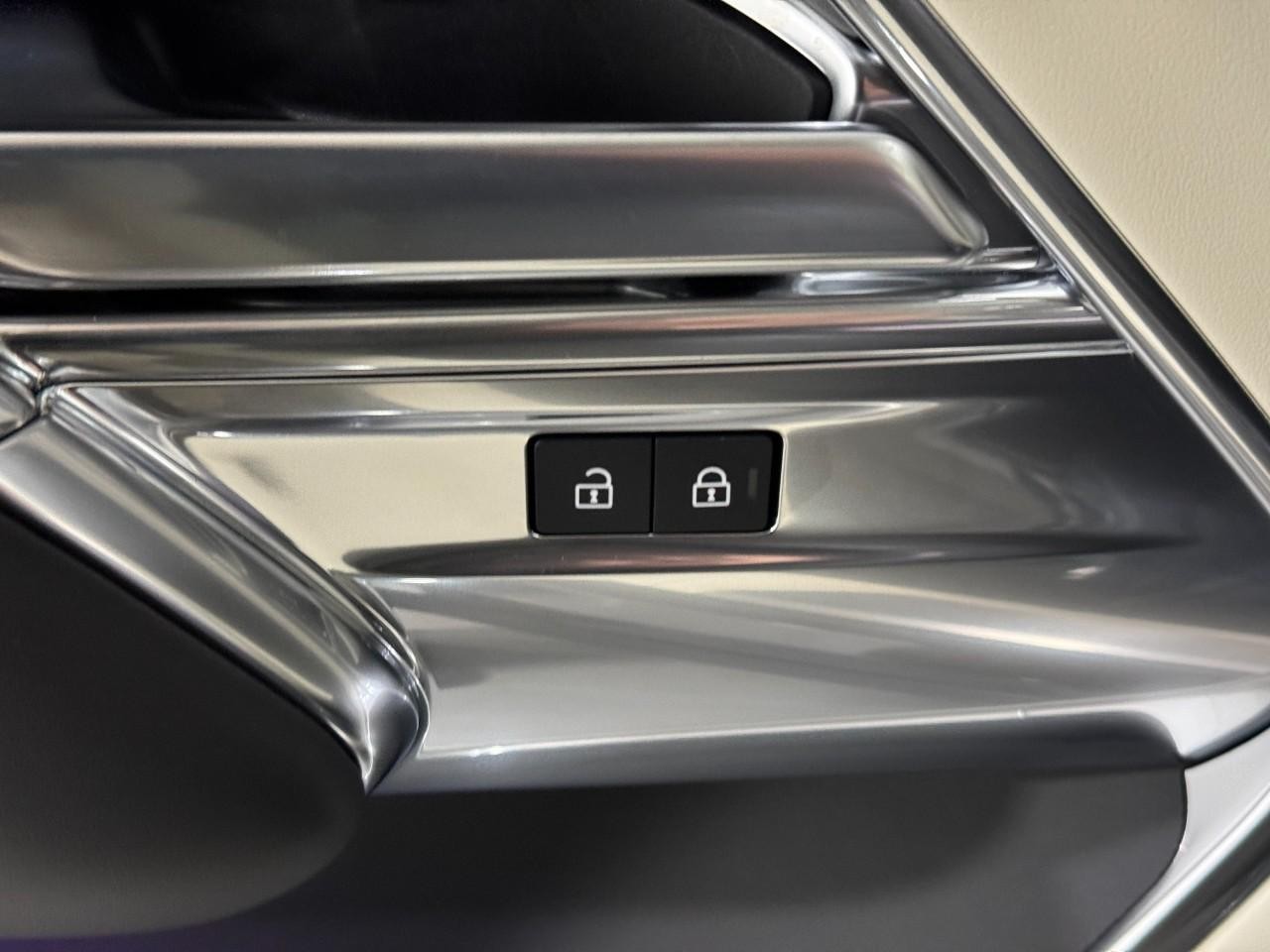 Land Rover Range Rover Vehicle Full-screen Gallery Image 26