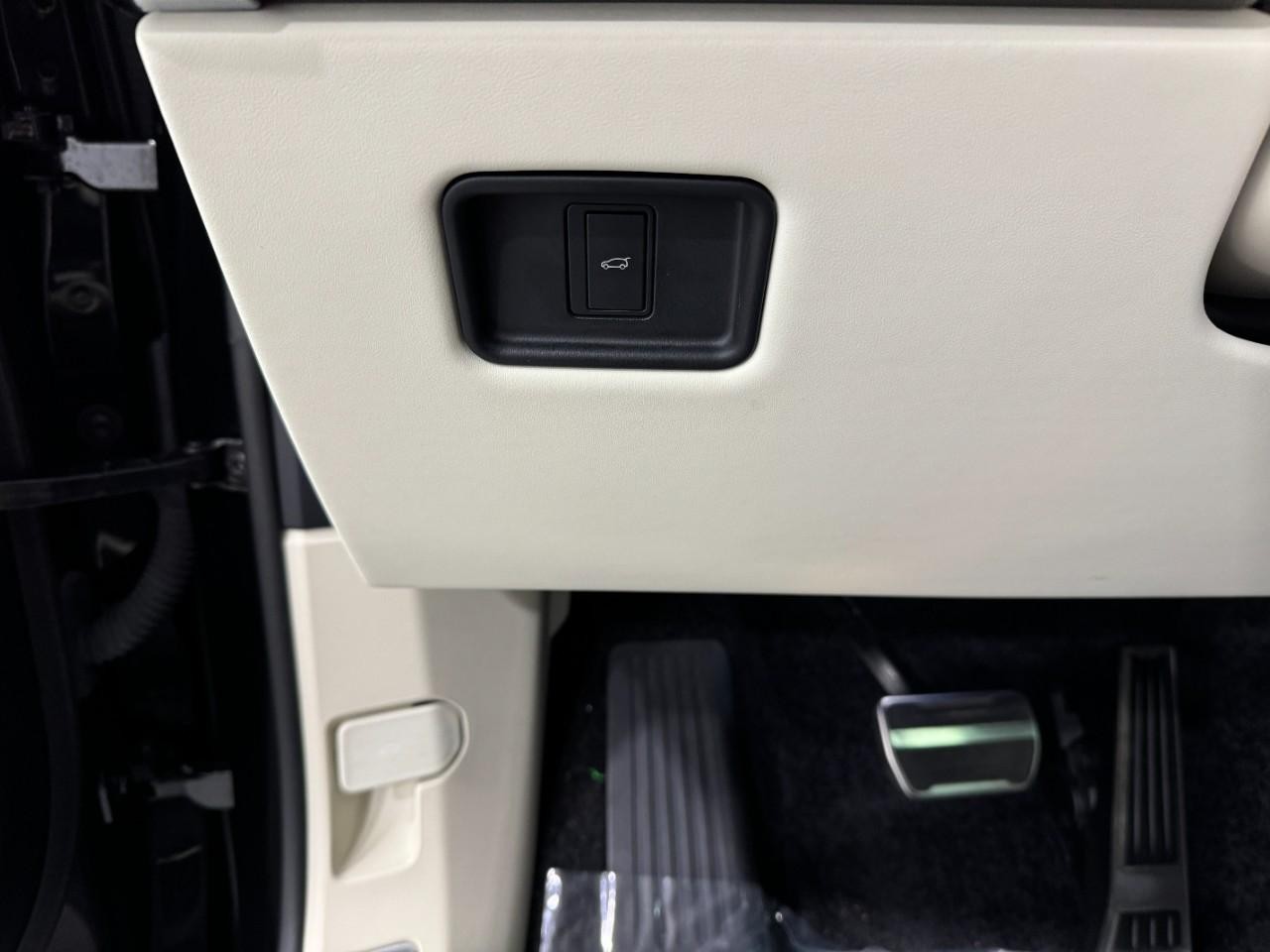 Land Rover Range Rover Vehicle Full-screen Gallery Image 29