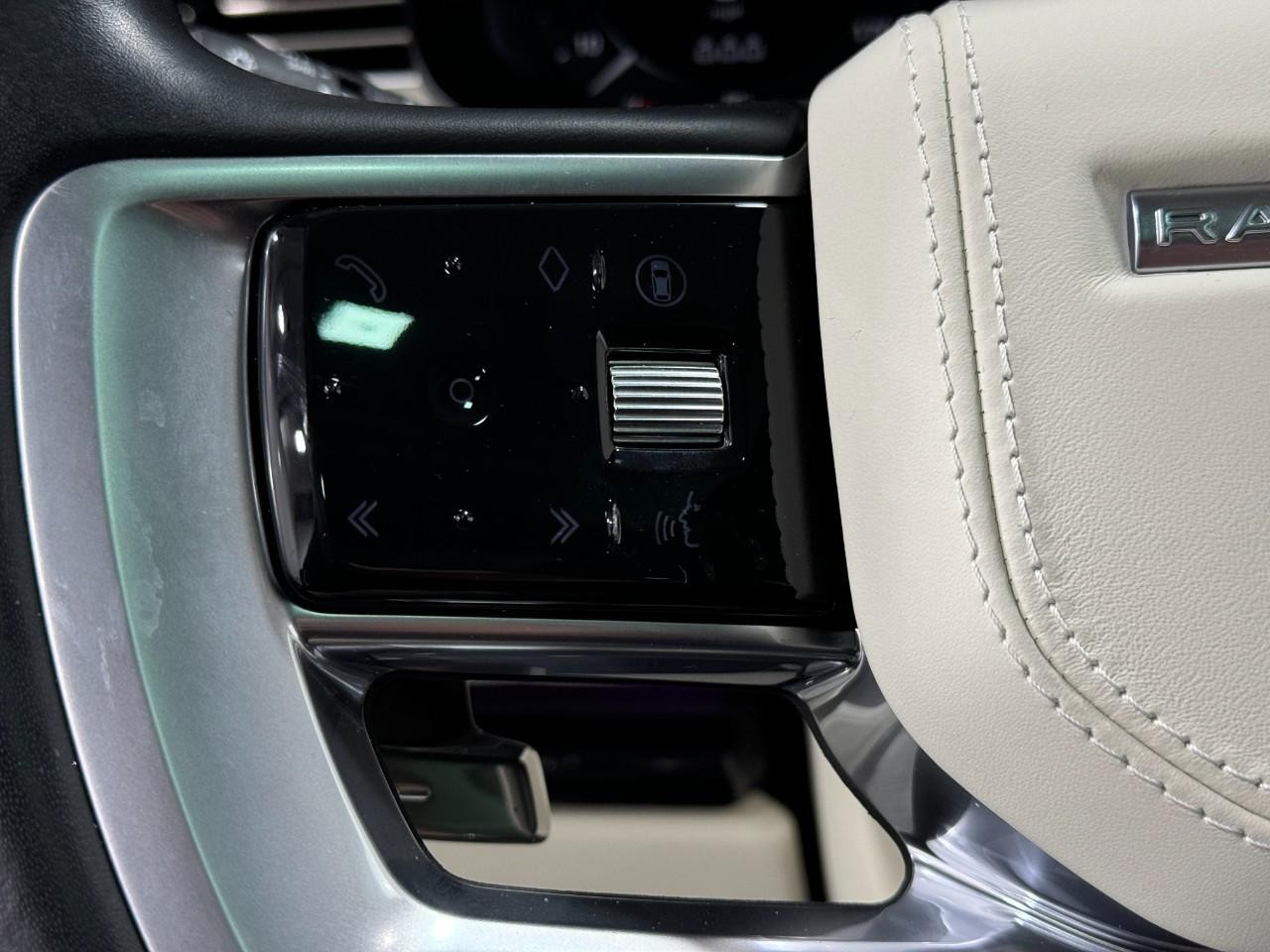 Land Rover Range Rover Vehicle Full-screen Gallery Image 30