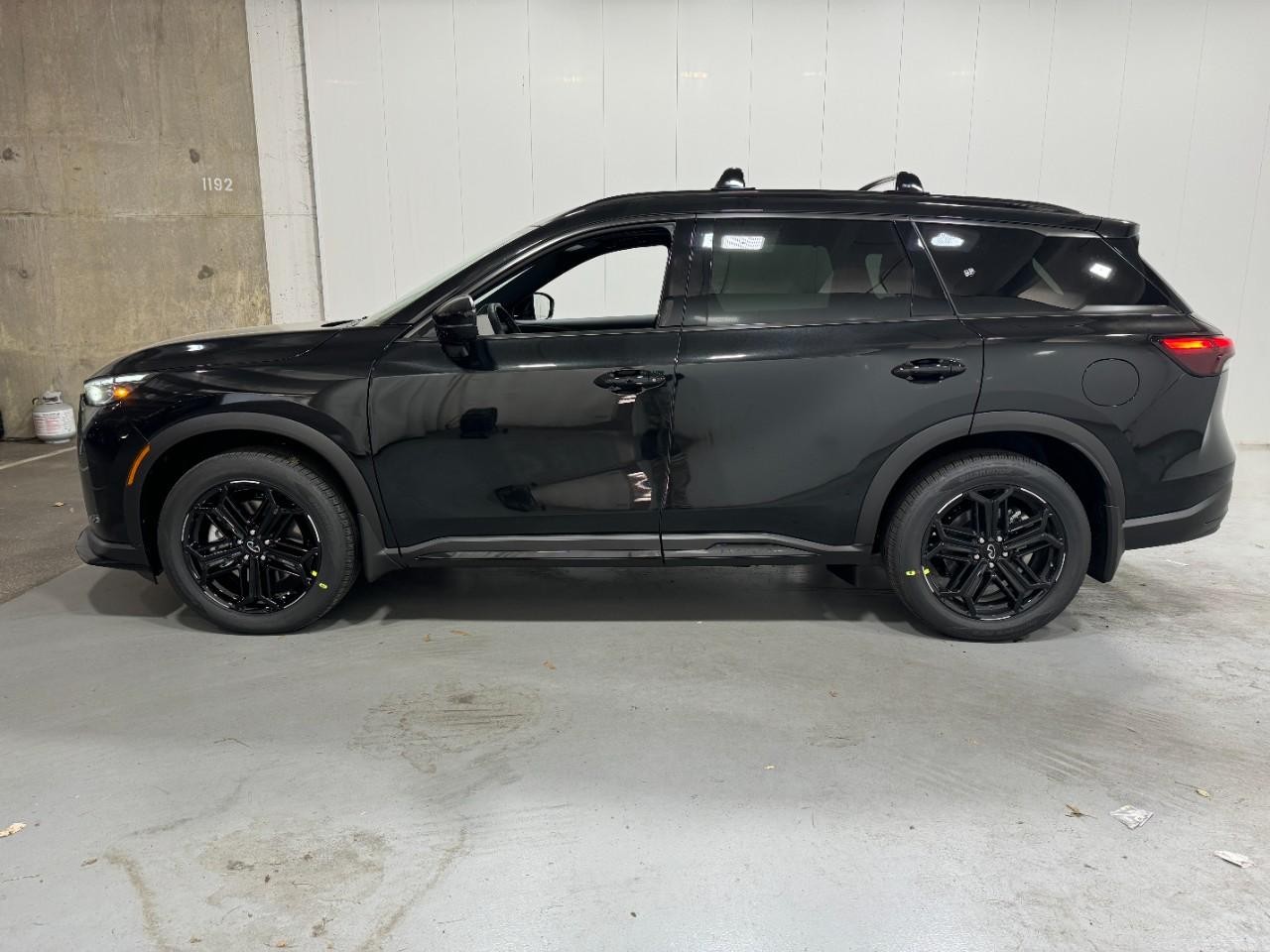 INFINITI QX60 Vehicle Full-screen Gallery Image 2