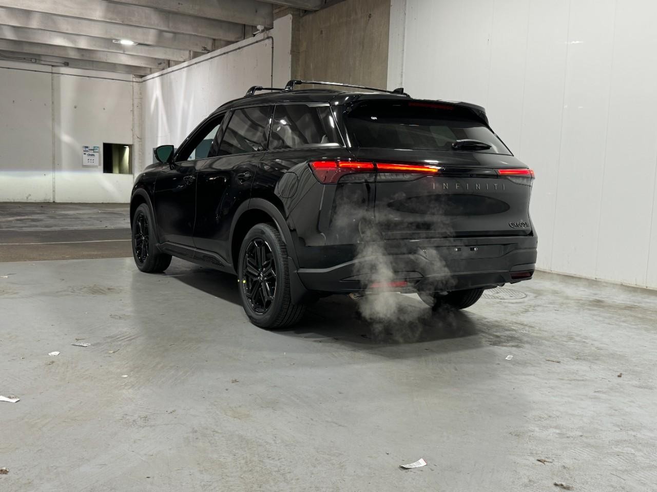 INFINITI QX60 Vehicle Full-screen Gallery Image 3