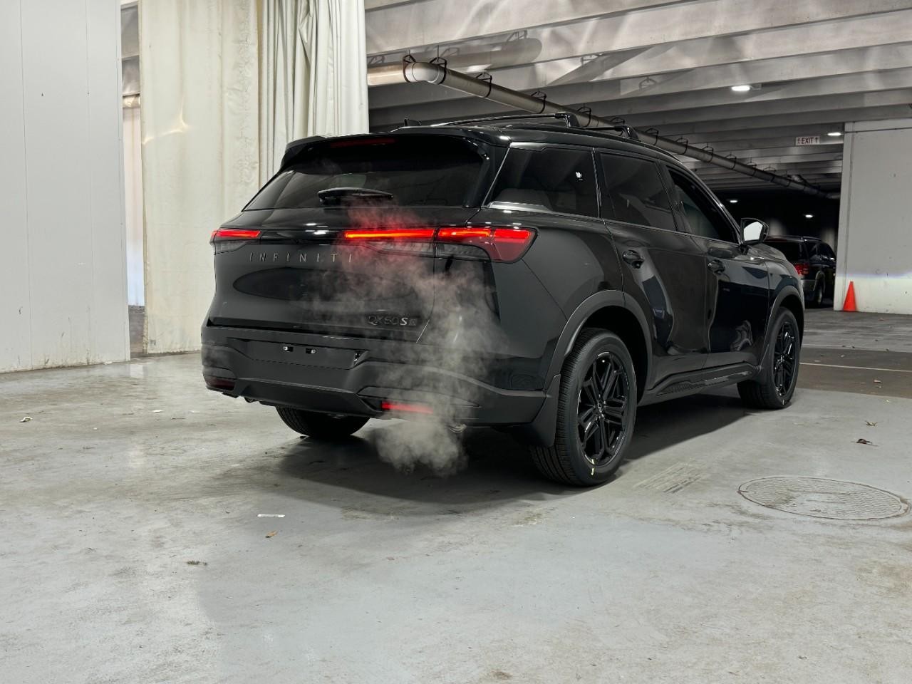 INFINITI QX60 Vehicle Full-screen Gallery Image 4