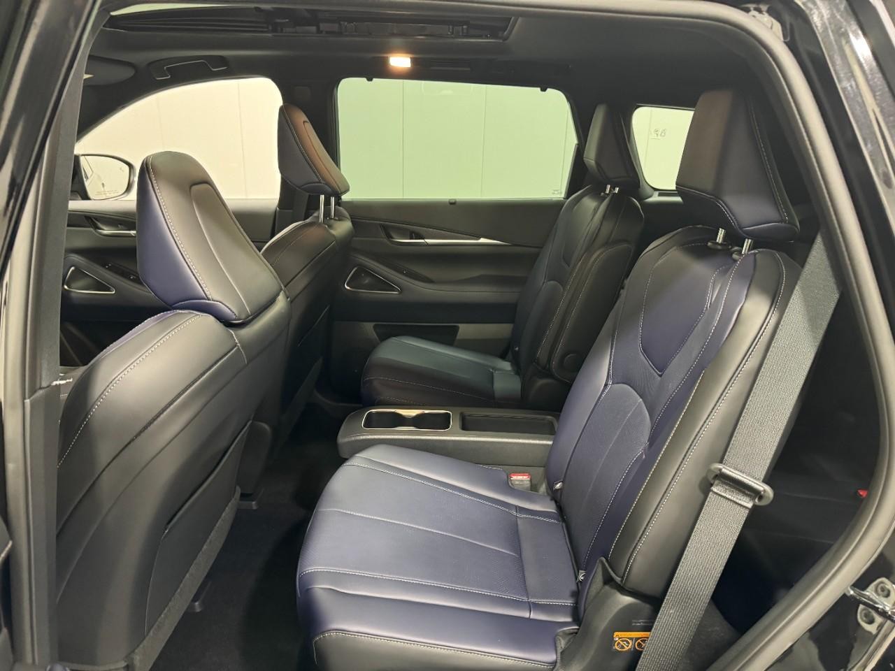 INFINITI QX60 Vehicle Full-screen Gallery Image 9