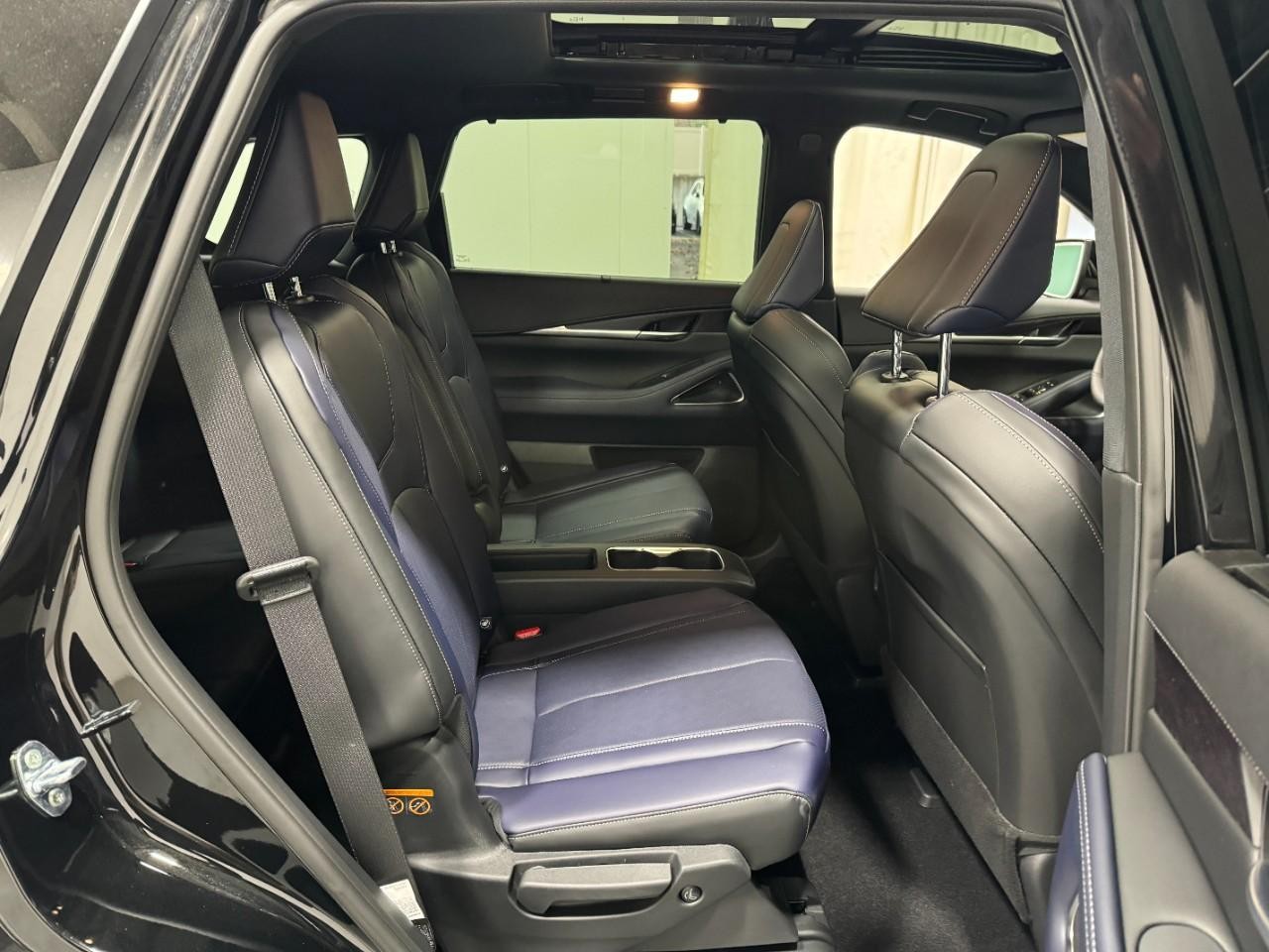 INFINITI QX60 Vehicle Full-screen Gallery Image 12