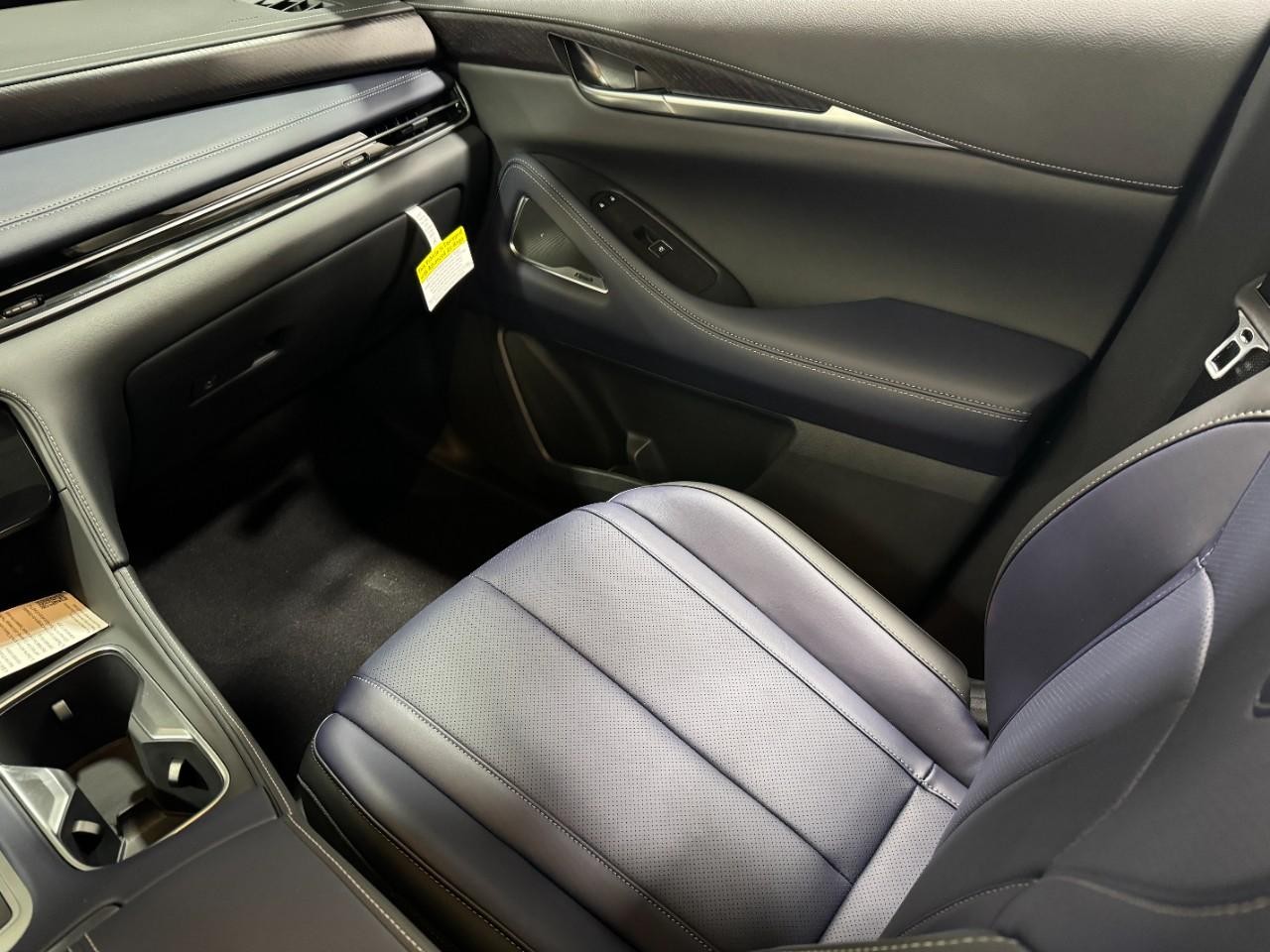 INFINITI QX60 Vehicle Full-screen Gallery Image 20