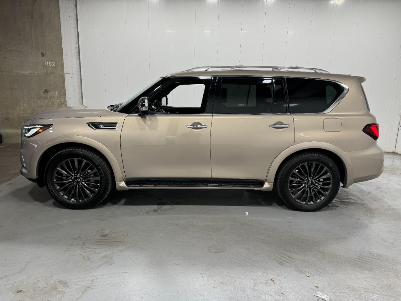 INFINITI QX80 Vehicle Full-screen Gallery Image 2