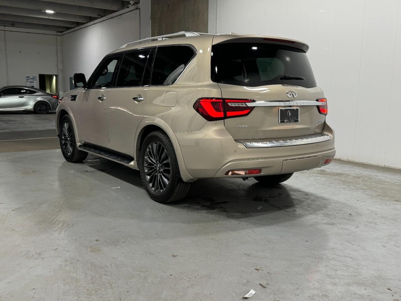 INFINITI QX80 Vehicle Full-screen Gallery Image 3
