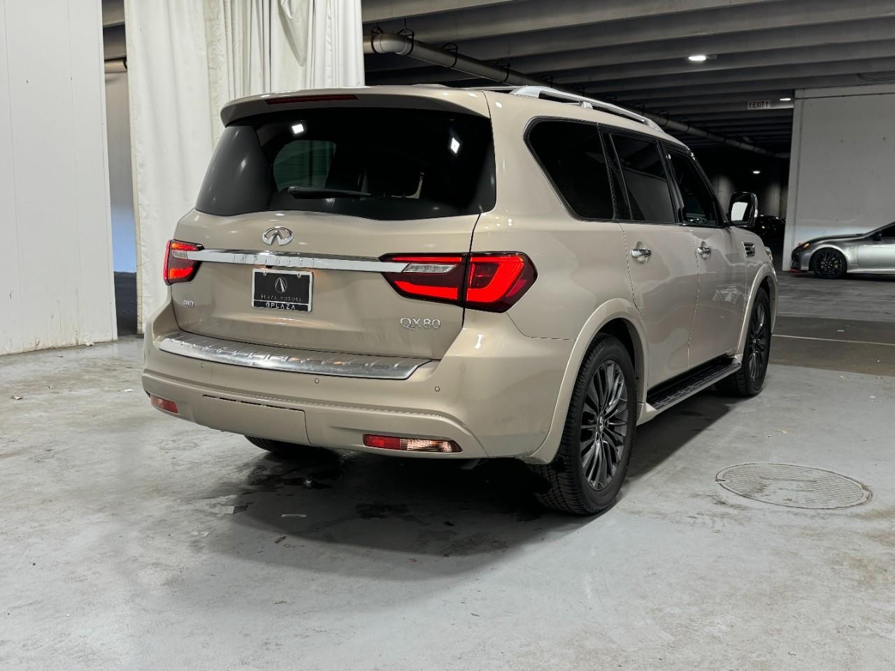 INFINITI QX80 Vehicle Full-screen Gallery Image 4