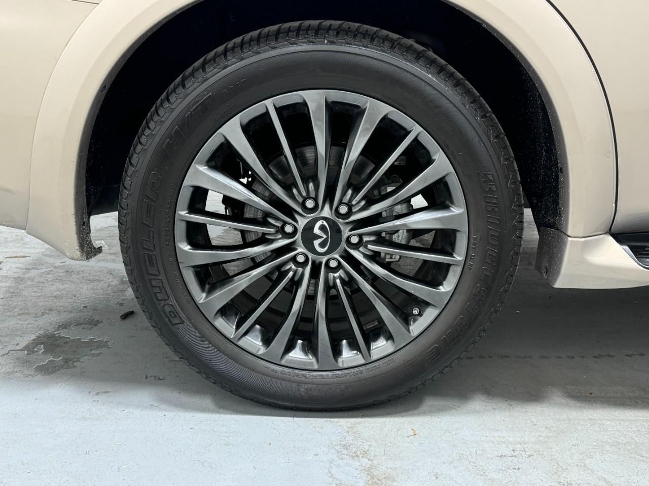 INFINITI QX80 Vehicle Full-screen Gallery Image 5